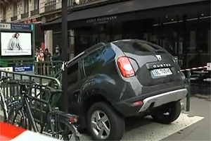 Cum să NU parcaţi: o Dacia Duster sfidează bunul-simţ în Paris