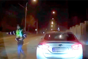 (VIDEO) Poliţist din Chişinău, la un pas de a fi spulberat cu intenţie de un şofer, pe care încerca să-l oprească