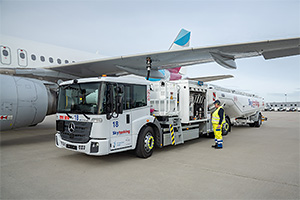 Aeroportul din Stuttgart va folosi un camion electric Mercedes cu cisternă pentru a alimenta avioanele