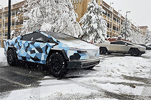 Un proprietar de Tesla Cybertruck se plânge că farurile acestuia se acoperă foarte repede de zăpadă şi nu mai iluminează drumul pe timp de ninsoare