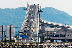 (VIDEO) Podul Eshima Ohashi din Japonia marchează 20 de ani de iluzii optice prin care pare că maşinile urcă şi coboară aproape vertical pe el