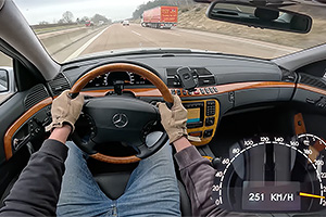 (VIDEO) Cum sună şi cum se conduce un Mercedes S600 cu motor V12 din generaţia W220 pe o autostradă din Germania în zilele noastre
