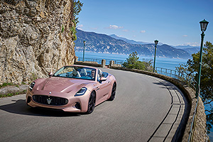 Maserati a lansat unul din cele mai frumoase modele electrice din lume, noul GranCabrio Folgore, cu acceleraţie apropiată de Tesla Model S Plaid