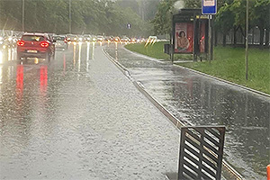 În Chişinău, soluţia în cazul ploilor abundente e deschiderea grilelor la gurile de scurgere a apelor pluviale şi lăsarea lor aşa pe marginea drumurilor