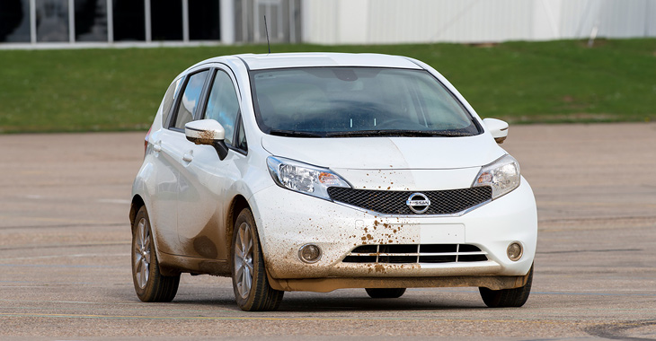 Adio spălătorii auto? Nissan experimentează vopseaua care se curăţă singură!