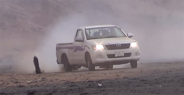Arabii încearcă să distrugă nemuritorul Hilux (VIDEO)
