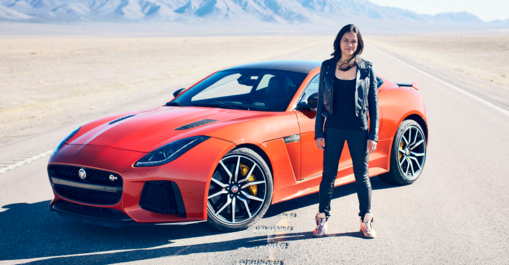 Michelle Rodriguez din Fast and Furious conduce noul Jaguar F-TYPE SVR la viteză maximă! (Video)