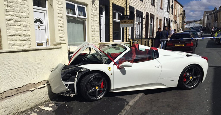 Tinerii însurăţei au păşit cu stângul în mariaj distrugând un Ferrari închiriat!