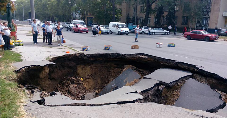 Moldova: În Chişinău s-a format un crater în asfalt! (Foto)