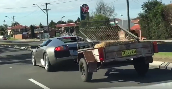 Un Lamborghini duce capre în remorcă! (Video)