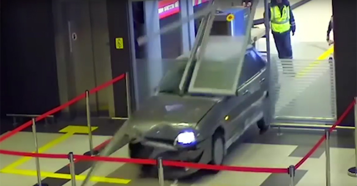 Un conducător de VAZ a distrus sala de așteptare dintr-un aeroport din Rusia! (Video)