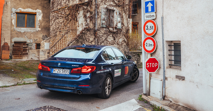 Cucerim străzile înguste ale unui orăşel francez cu BMW Seria 5!
