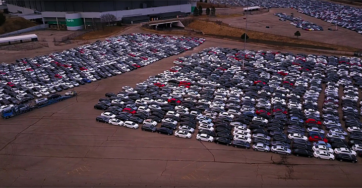 Trist: Mii de maşini Volkswagen afectate de Dieselgate care zac în parcări au fost filmate cu drona (Video)