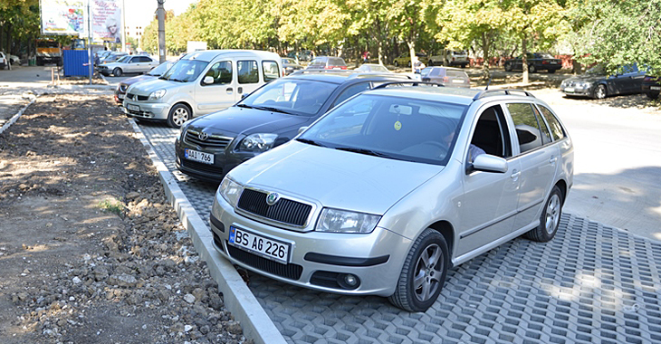 Iată cât vor costa parcajele cu plată din Chişinău şi care vor fi sancţiunile! Parcarea în curte va trebui achitată!