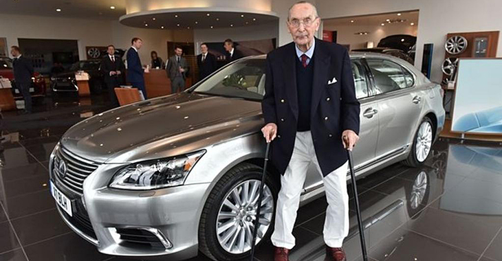 La cei 100 de ani ai săi acest bătrânel a primit un Lexus LS unic! (Video)