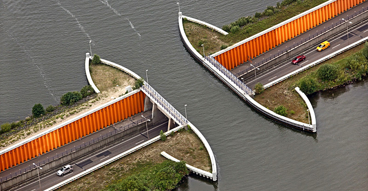 Incredibilul apeduct din Olanda – podul de apă ce trece deasupra maşinilor! (Video)