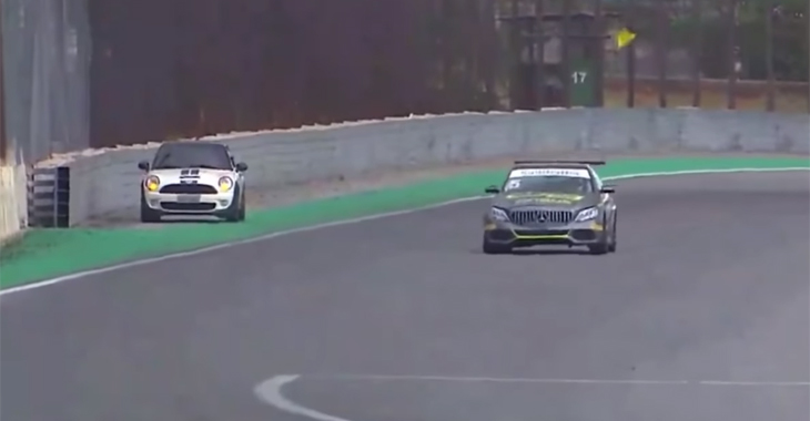 (VIDEO) O şoferiţă cu MINI Cooper a intrat accidental pe un circuit închis, chiar în timpul cursei