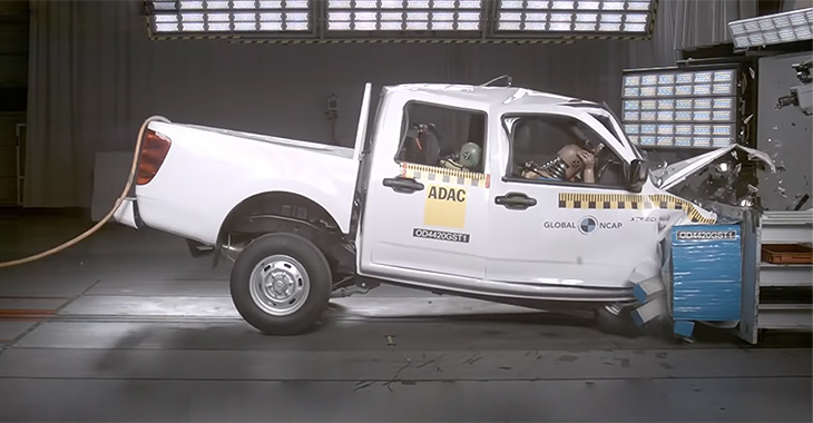 (VIDEO) Cum arată un crash test cu un pick-up cu zero airbag-uri şi zero stele, încă vândut în 2020