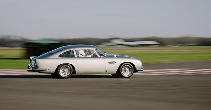 (VIDEO) Cum e să conduci maşina clasică a lui James Bond, pe viu