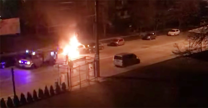 (VIDEO) Un SUV Infiniti a luat foc astă-noapte în sectorul Botanica din Chişinău