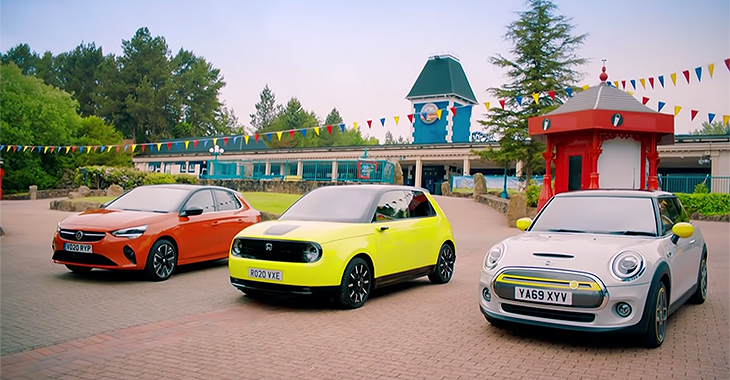 (VIDEO) Competiţie distractivă într-un parc de distracţii pustiu, cu 3 electromobile