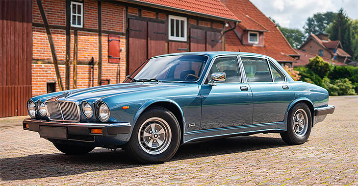 Britanic, somptuos şi cu un V12 sub capotă: un Jaguar XJ12 cu parcurs infim, scos la vânzare în Germania