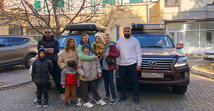 Un grup de expediţionişti din Rusia sunt acum în Moldova şi se îndreaptă spre Africa, cu 6 copii la bordul unei Toyota cu 381 mii km parcurşi şi a unui Lexus