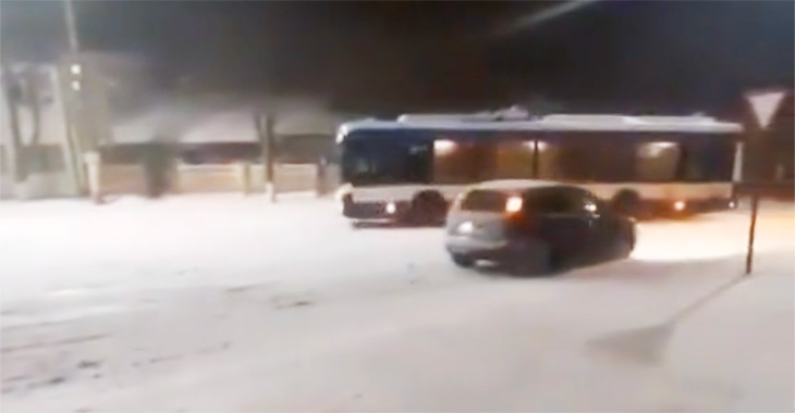(VIDEO) În Moldova şi troleibuzele fac drift pe zăpadă, unul fiind surprins derapând la staţia terminus dintr-o suburbie