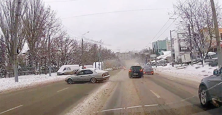 (VIDEO) Derapaj al unui BMW, la un pas de accident, surprins pe o stradă din Chişinău