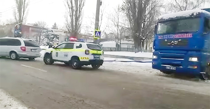 (VIDEO) O Dacia Duster cu motor 1.5 dCi a poliţiei din Moldova tractează un camion blocat
