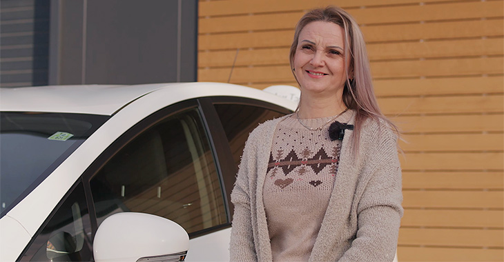 (VIDEO) Oameni şi Maşini în Moldova: Diana Vascan, taximetrista din Chişinău, care a fost diaspora şi a revenit în ţară pentru a munci, şi e pasionată de condus