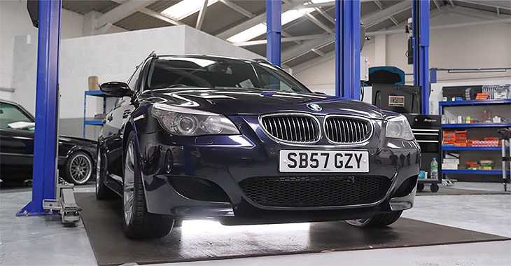 (VIDEO) Un mecanic dezvăluie cât de complexă poate fi deservirea şi reparaţia în service a unui BMW M5 E60 cu motor V10