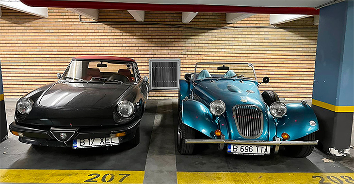 (FOTO) Maşini clasice fascinante, toate surprinse în aceeaşi parcare a unui hotel din România
