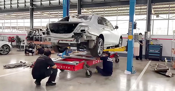 (VIDEO) Cum se repară panourile spate ale unui Mercedes E-Class W213, într-un service specializat, după un accident