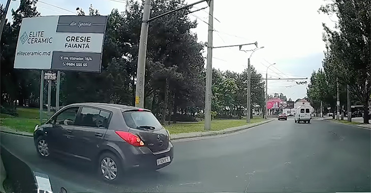 (VIDEO) O maşină din Ucraina, confuză la un sens giratoriu complicat din Chişinău, merge în marşarier