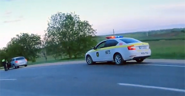 (VIDEO) Un motociclist, oprit de poliţia din Moldova pentru că ar avea defecţiuni la sistemul de iluminare, deoarece îi ardea doar un far