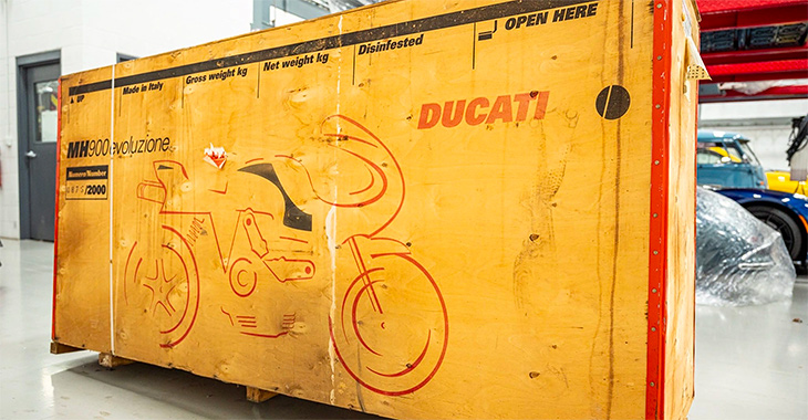 O motocicletă legendară Ducati a stat împachetată în cutie 20 de ani, iar acum e scoasă la vânzare