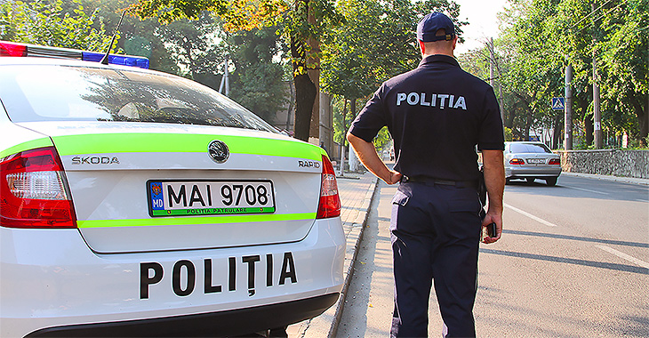 Poliţia îndeamnă şoferii din Chişinău să-şi lase maşinile azi acasă şi să nu parcheze pe străzile centrale, în contextul vizitei preşedintelui francez Macron