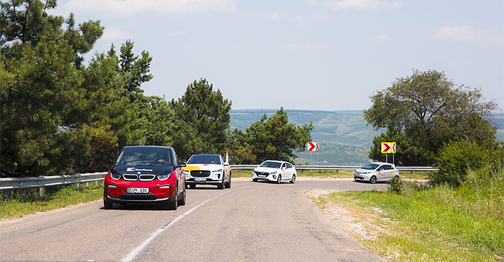 Cum să scăpăm de carburanţi, trecând la automobile electrice şi panouri solare acasă, pe exemplul Moldovei