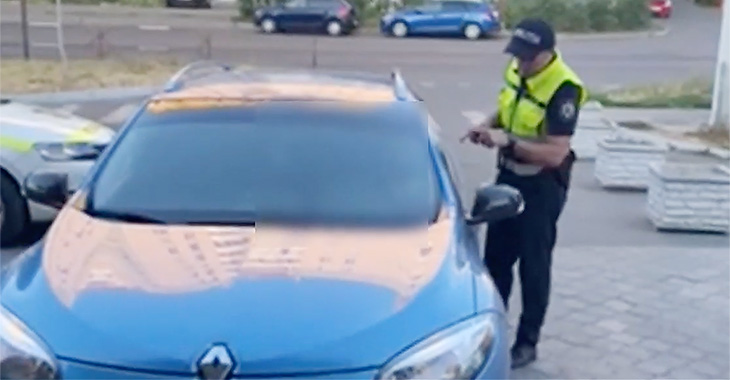 (VIDEO) Poliţia din Chişinău a tot încercat să convingă o şoferiţă în stare de ebrietate să dea testul, până la o urmărire