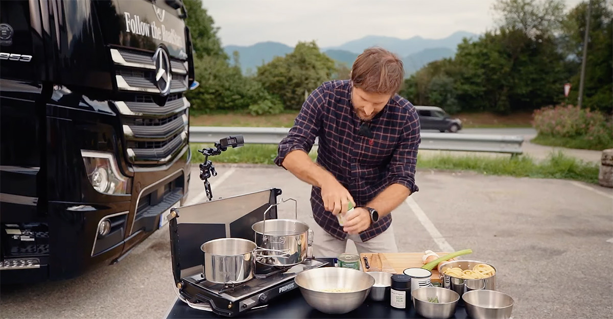 (VIDEO) Mercedes dă lecţii de gătit pentru şoferii de camioane şi recomandări pentru alimentaţie sănătoasă şi mişcare în pauzele din parcările de lângă autostrăzi