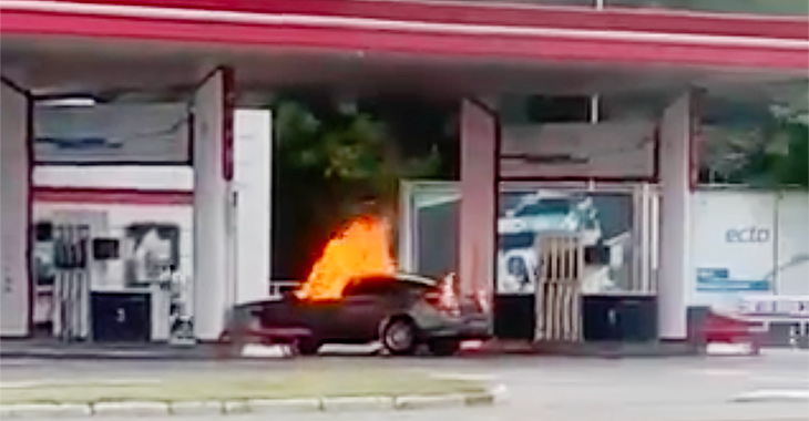 (VIDEO) O maşină a luat foc la pompa unei benzinării astă seară în Chişinău, iar doi oameni de la bord s-au ales cu arsuri de gradul III