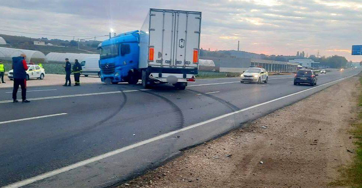 Accident grav astă-dimineaţă, între o Kia şi un camion, după ce un şofer din Ucraina a adormit la volan pe un traseu din Moldova