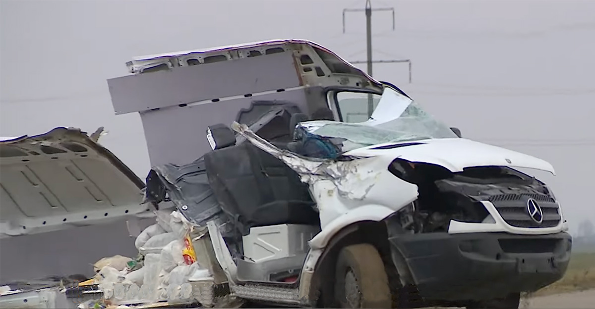 (VIDEO) Surprinzător, dar acel Mercedes Sprinter, decopertat într-un accident recent, a putut ieşi pe propriile roţi