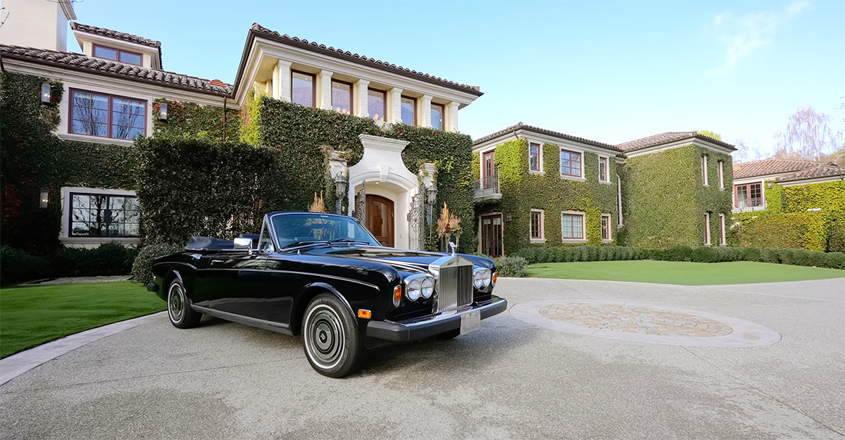 (VIDEO) Cum arată casa unui colecţionar de Rolls-Royce şi maşini italiene clasice din Beverly Hills