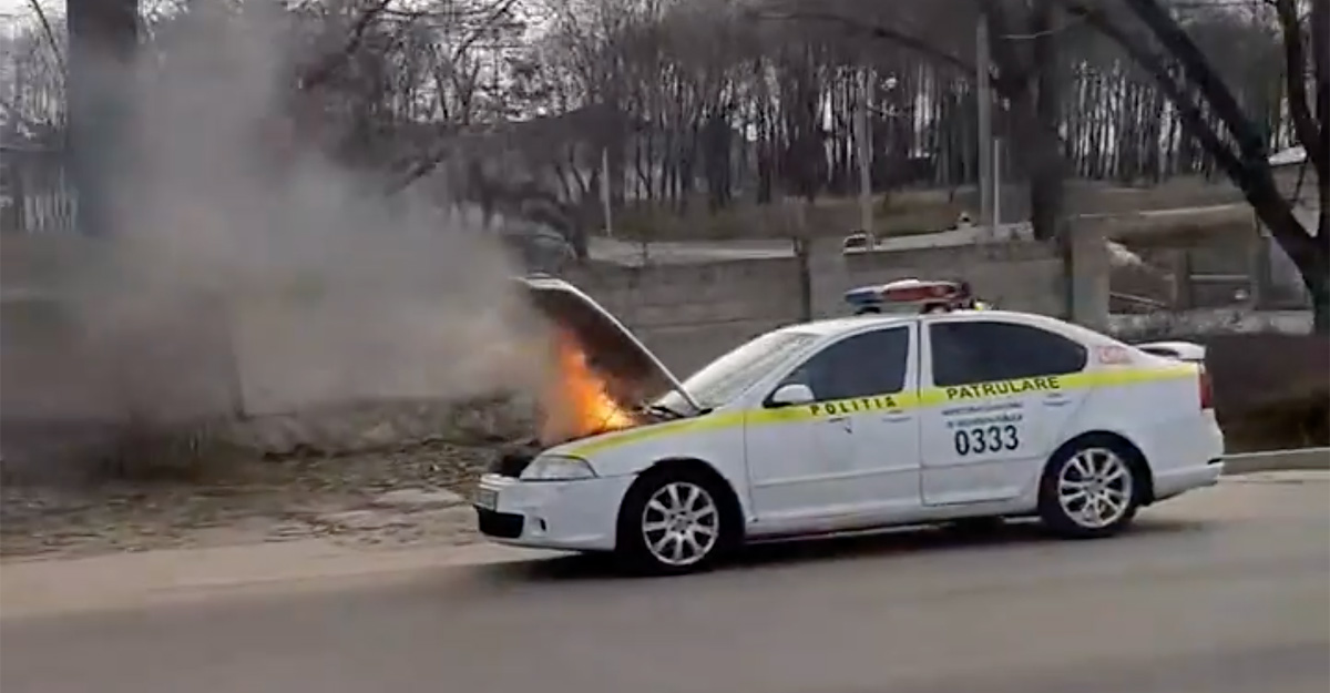 (VIDEO) O Skoda Octavia RS a poliţiei din Moldova a luat foc la Peresecina