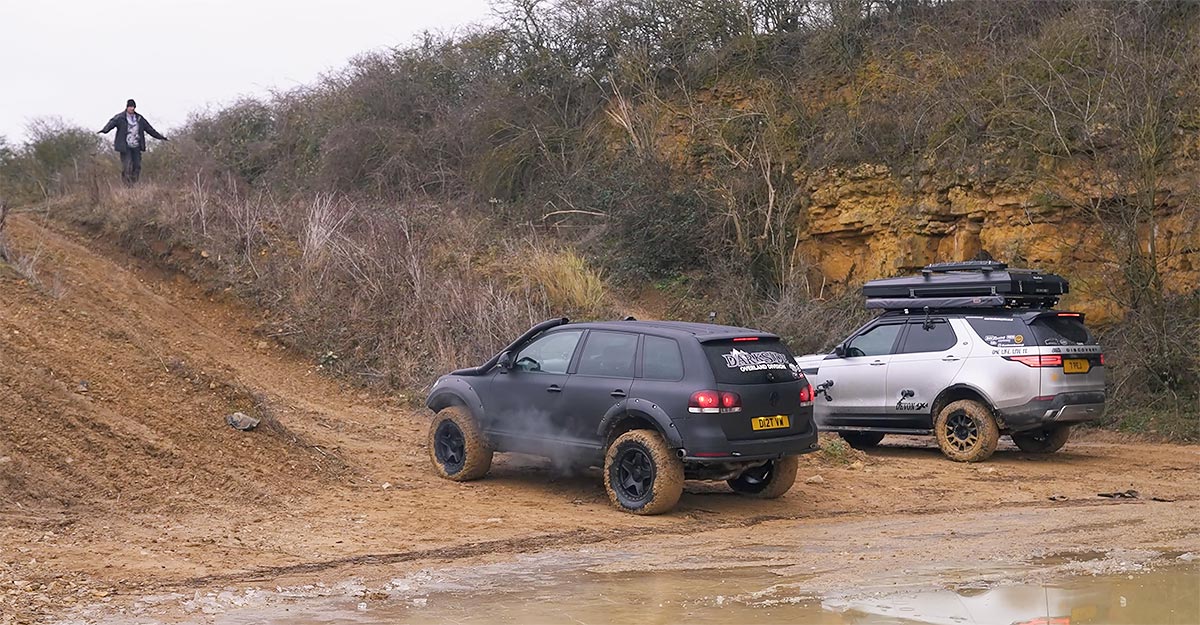 (VIDEO) Duel departe de asfalt între un VW Touareg V10 TDI şi un Land Rover Discovery mai modern