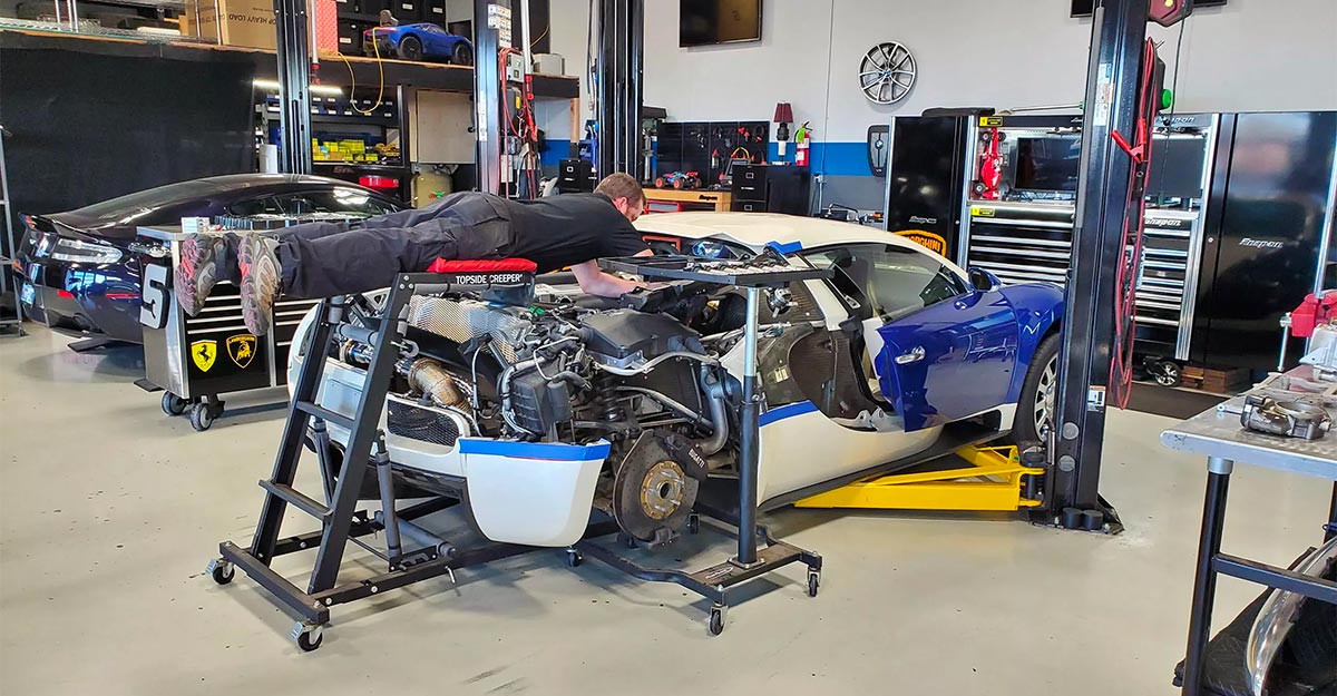 Un mecanic spune că înlocuirea bujiilor şi a bobinelor de inducţie la un Bugatti Veyron costă peste 20 mii dolari când vrei să o faci mai ieftin