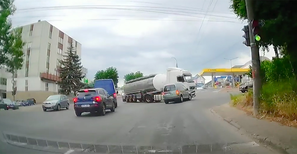 (VIDEO) Accident cu vinovat discutabil între un VW şi un camion cu cisternă în Chişinău, surprins de o cameră de bord