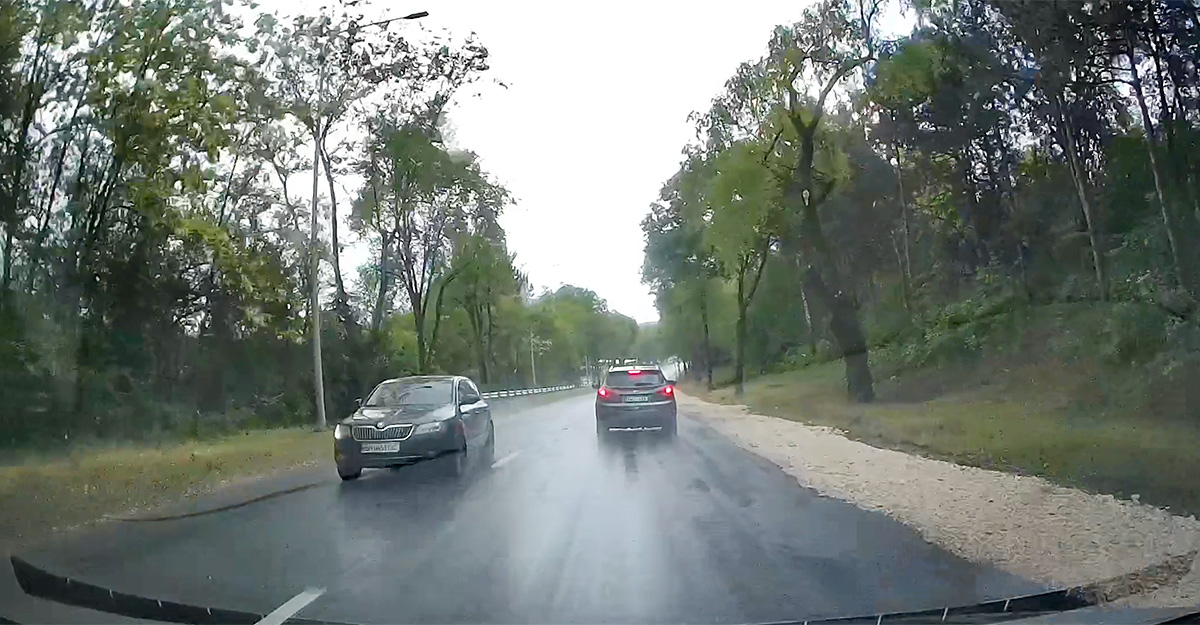 (VIDEO) Drumul de lângă aeroportul Chişinău, marcat neclar pentru şoferii din alte ţări? O Skoda, surprinsă rătăcită pe contrasens